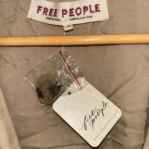 NWT. Retail $198. Size M. Free People “Rory Duster”Light Tan Trench Coat. - Picture 5 of 6